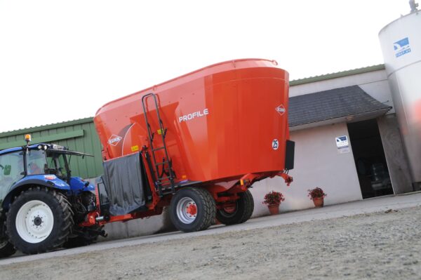 KUHN PROFILE 2 DS - compacte voermengwagen met twee vijzels en zijverdeling