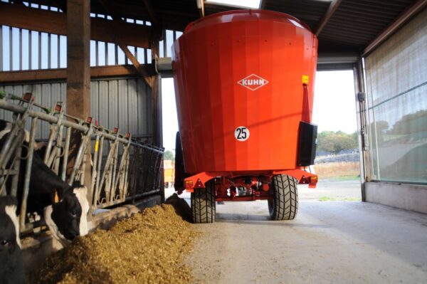 KUHN PROFILE 2 DS - compacte voermengwagen met twee vijzels en zijverdeling