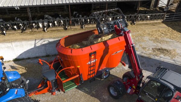 KUHN PROFILE 2 M - voermengwagen met twee vijzels