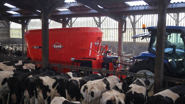 KUHN PROFILE CROSSMIX 2 CS - lage voermengwagen met twee vijzels