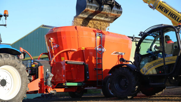 KUHN PROFILE CROSSMIX 2 CS - lage voermengwagen met twee vijzels