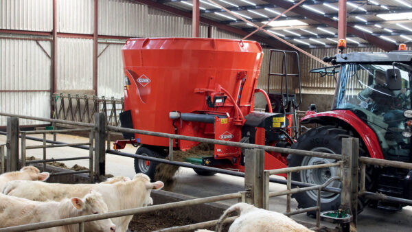 KUHN PROFILE PLUS 1 CL - voermengwagen met één vijzel, strooiblazer en dwarsband