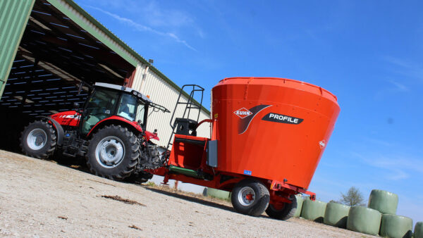KUHN PROFILE PLUS 1 CL - voermengwagen met één vijzel, strooiblazer en dwarsband