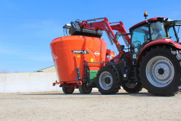 KUHN PROFILE PLUS 1 DL - voermengwagen met één vijzel, strooiblazer en zijverdeling