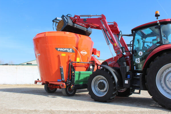 KUHN PROFILE PLUS 1 DL - voermengwagen met één vijzel, strooiblazer en zijverdeling