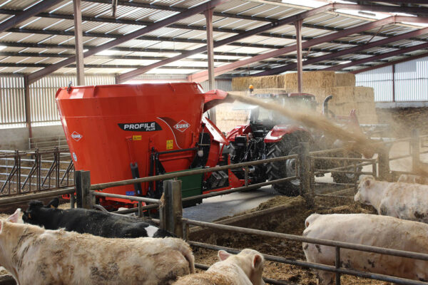 KUHN PROFILE PLUS 1 DL - voermengwagen met één vijzel, strooiblazer en zijverdeling