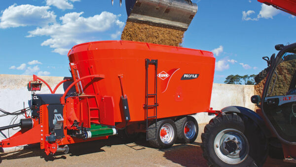 KUHN PROFILE PLUS 2 CL - voermengwagen met twee vijzels, strooiblazer en dwarsband