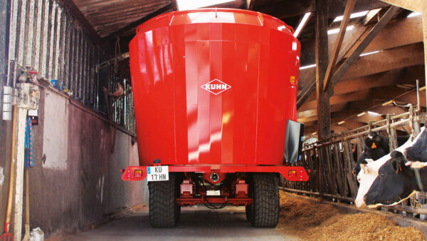 KUHN PROFILE PLUS 2 CL - voermengwagen met twee vijzels, strooiblazer en dwarsband