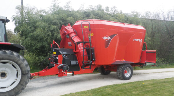 KUHN PROFILE PLUS 2 CS - compacte voermengwagen met twee vijzels en strooiblazer