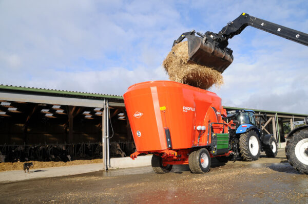 KUHN PROFILE PLUS 2 CS - compacte voermengwagen met twee vijzels en strooiblazer
