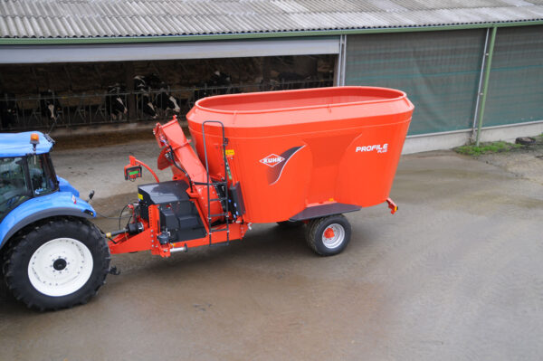 KUHN PROFILE PLUS 2 CS - compacte voermengwagen met twee vijzels en strooiblazer
