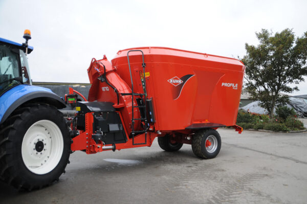 KUHN PROFILE PLUS 2 CS - compacte voermengwagen met twee vijzels en strooiblazer