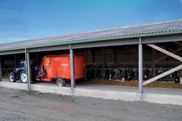 KUHN PROFILE PLUS 2 CS - compacte voermengwagen met twee vijzels en strooiblazer