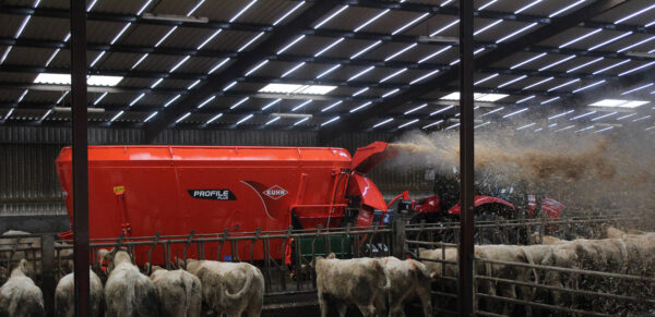 KUHN PROFILE PLUS 2 DL - voermengwagen met twee vijzels, strooiblazer en zijverdeling