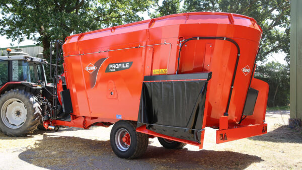 KUHN PROFILE PLUS 2 DL - voermengwagen met twee vijzels, strooiblazer en zijverdeling