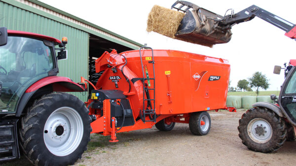 KUHN PROFILE PLUS 2 DL - voermengwagen met twee vijzels, strooiblazer en zijverdeling