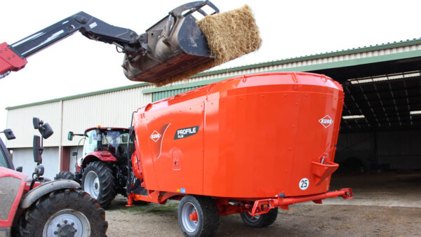 KUHN PROFILE PLUS 2 DL - voermengwagen met twee vijzels, strooiblazer en zijverdeling