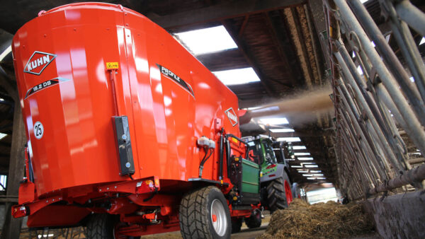 KUHN PROFILE PLUS 2 DS - compacte voermengwagen met twee vijzels, strooiblazer en zijverdeling