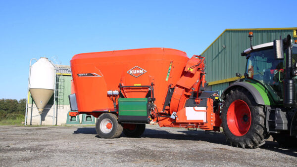 KUHN PROFILE PLUS 2 DS - compacte voermengwagen met twee vijzels, strooiblazer en zijverdeling