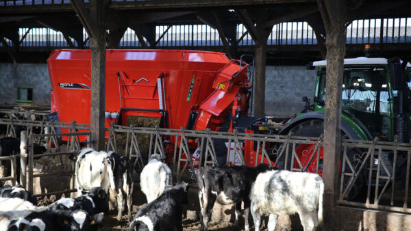 KUHN PROFILE PLUS 2 DS - compacte voermengwagen met twee vijzels, strooiblazer en zijverdeling
