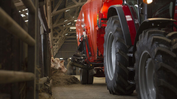 KUHN PROFILE PLUS 2 DS - compacte voermengwagen met twee vijzels, strooiblazer en zijverdeling
