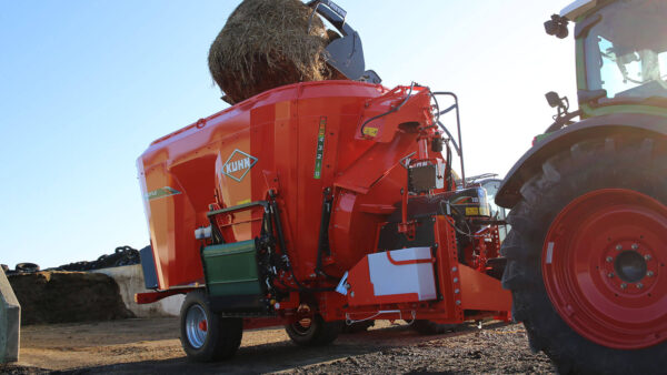 KUHN PROFILE PLUS 2 DS - compacte voermengwagen met twee vijzels, strooiblazer en zijverdeling