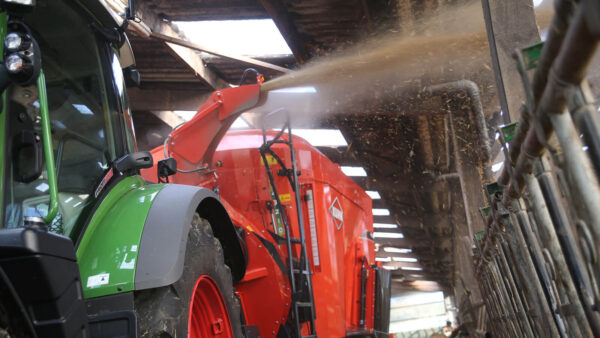 KUHN PROFILE PLUS 2 DS - compacte voermengwagen met twee vijzels, strooiblazer en zijverdeling