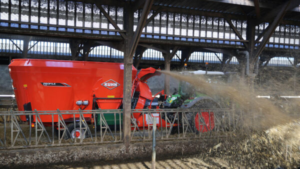 KUHN PROFILE PLUS 2 DS - compacte voermengwagen met twee vijzels, strooiblazer en zijverdeling