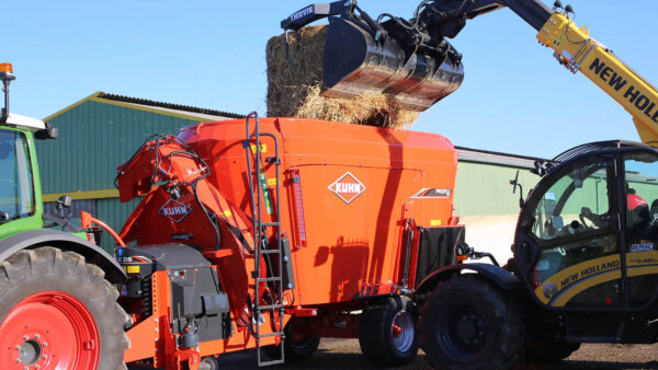 KUHN PROFILE PLUS 2 DS - compacte voermengwagen met twee vijzels, strooiblazer en zijverdeling