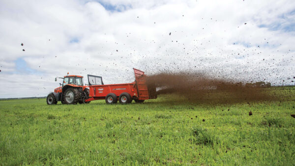 KUHN PS 235 / 242 ProSpread - stalmeststrooier met kettingbodem