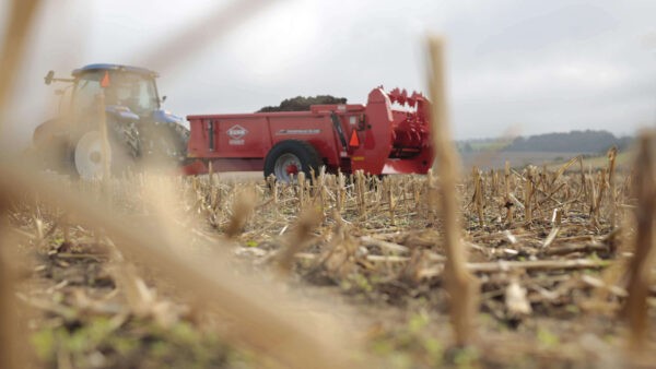 KUHN PS 235 / 242 ProSpread - stalmeststrooier met kettingbodem