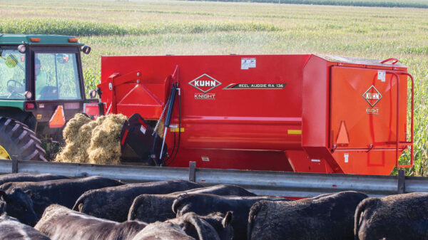KUHN RA 136 / 142 Reel Auggie - haspelvoermengwagen