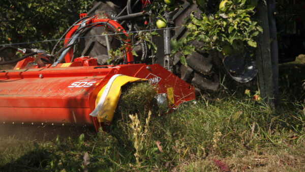 KUHN SDS - klepelmaaier met zijafleg voor wijngaarden en boomgaarden