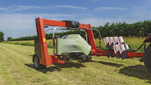 KUHN SW 4014 - zelfladende wikkelaar voor ronde en vierkante balen