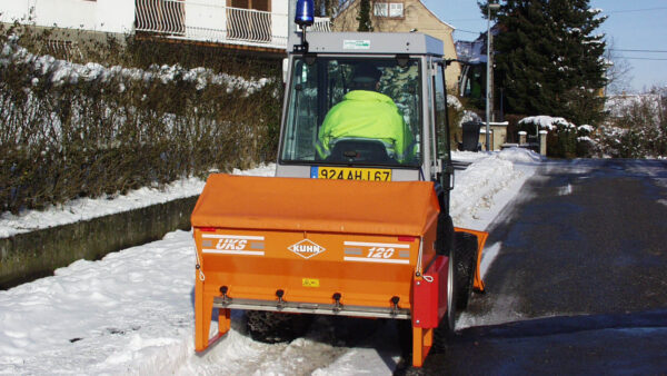 KUHN UKS - universele strooier voor fruit- en wijnbouw