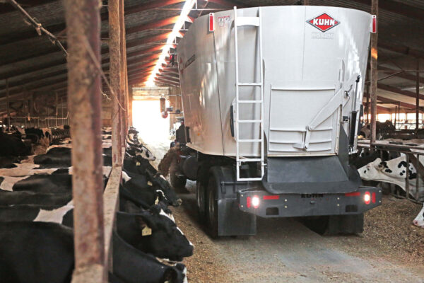 KUHN VTC 200 - commerciële voermengwagen met twee vijzels