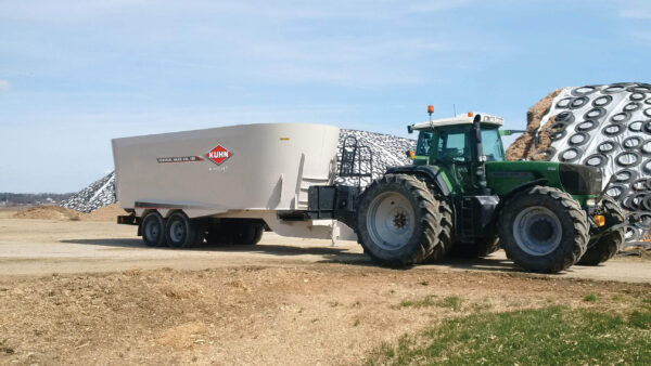 KUHN VXL 100 - voermengwagen met drie vijzels